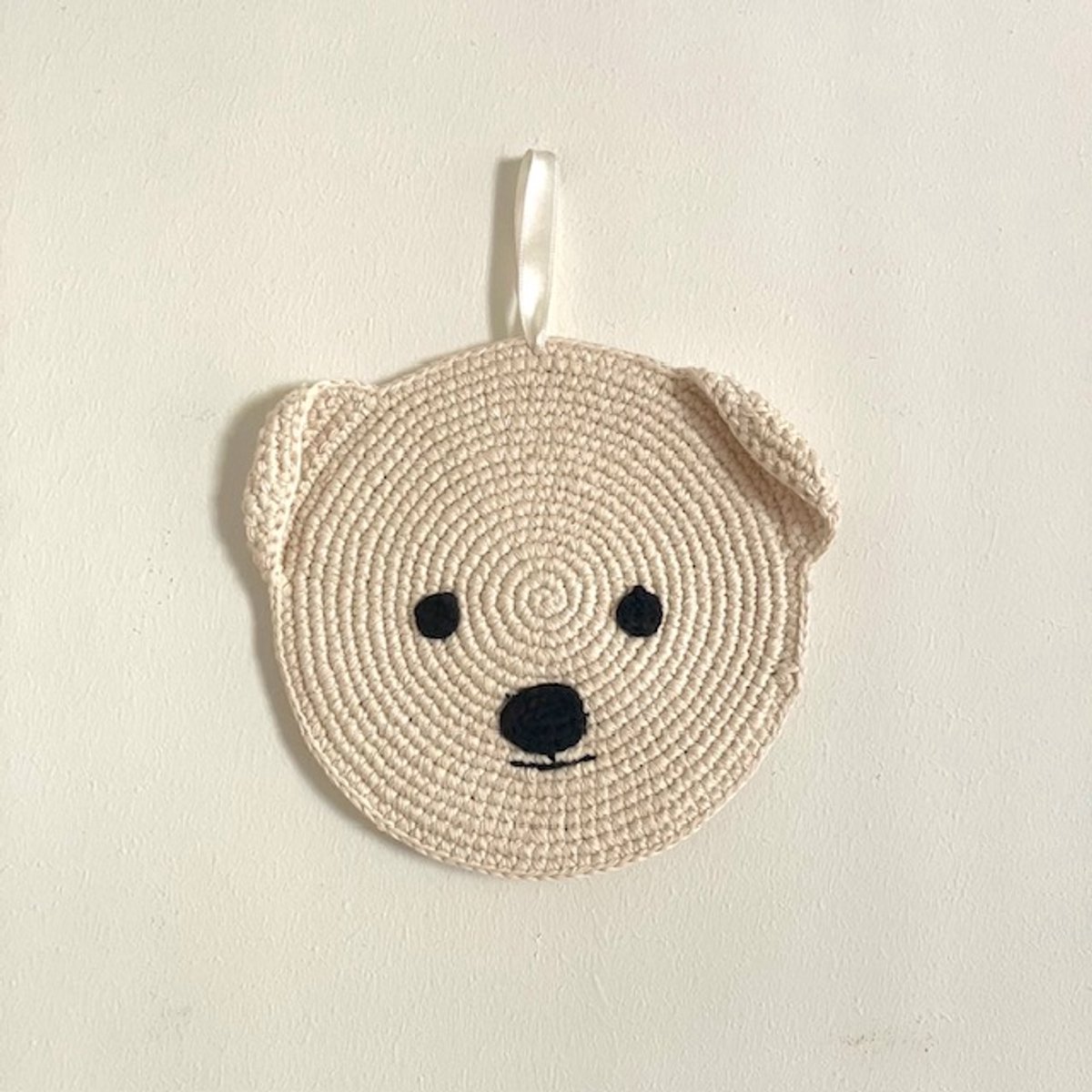 Luna-Leena duurzame - IJsbeer gift hanger - off-white - bio katoen - hand gehaakt in Nepal - muurhanger - dierenkop - muur decoratie - cadeau - geboorte - ice bear