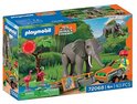 Speelgoeddoos van PLAYMOBIL met een grijze olifant, dierentuinverzorger, flamingo's, planten, kruiwagen en informatie over de set.