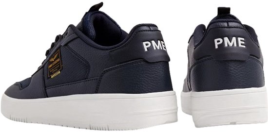 Donkerblauwe leren sneakers met witte zolen. PME op de hiel.