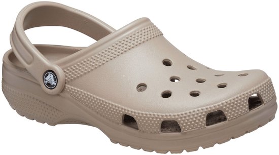 Zijaanzicht van een taupekleurige Croc met de band naar achteren geklapt.