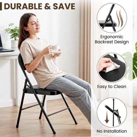 Een vrouw zit op een zwarte inklapbare stoel met een kopje koffie. Illustraties tonen ergonomische rugleuning, makkelijk schoon te maken, en geen installatie.