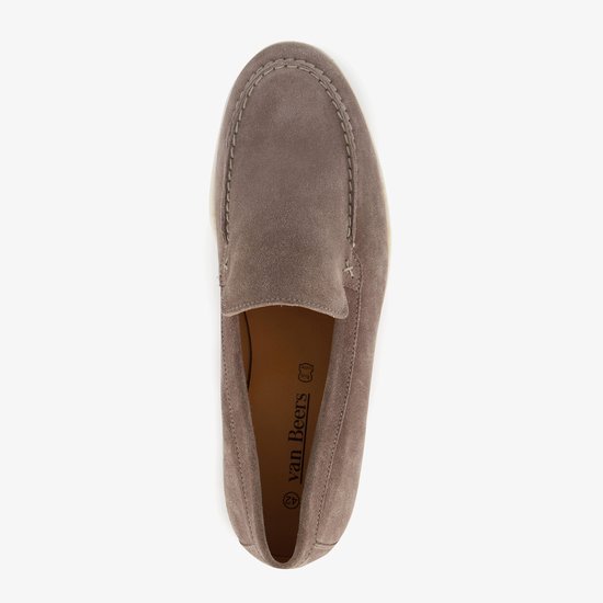 Bruine suède loafer van bovenaf gezien, met beige zool en 'van Beers' logo.