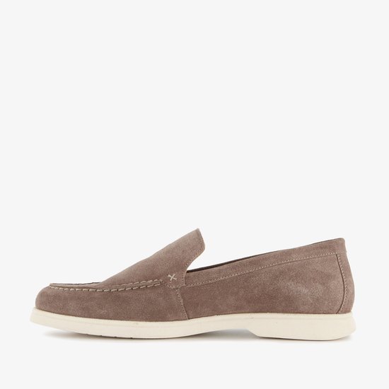 Bruine suède loafer, zijaanzicht met beige zool en stiksels op de neus.