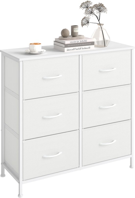 Commode blanche en tissu à six tiroirs, avec une tasse de café, des livres et des décorations.