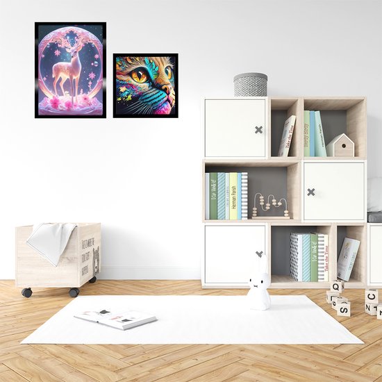 Een kinderkamer met twee ingelijste kunstwerken (een hert en een kat), een witte vloer en een opbergkast.