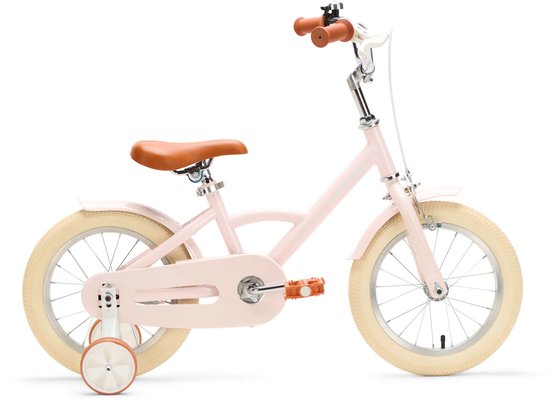 Vélo enfant rose avec selle et guidon marron, pneus crème et pédales orange. Vue latérale avec roulettes stabilisatrices.