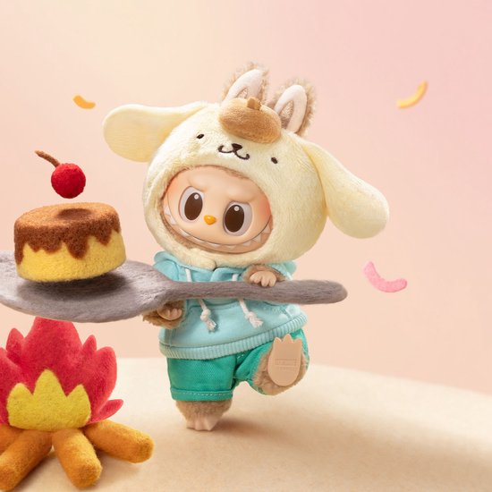 Labubu Pompompurin met gele hoodie, turquoise shorts en houdt een dessert op een lepel.