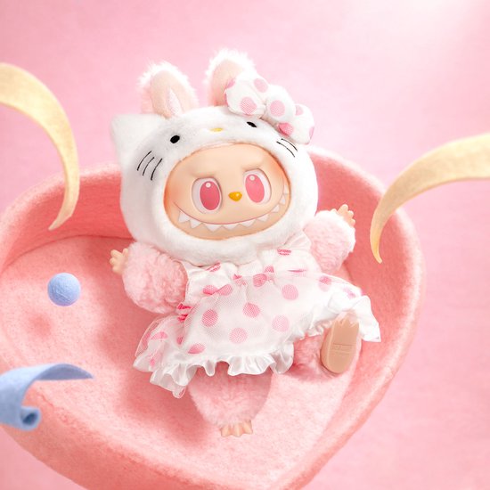 Labubu Hello Kitty met roze met stippen jurk en witte strik, zittend in een roze hartvormige kom.