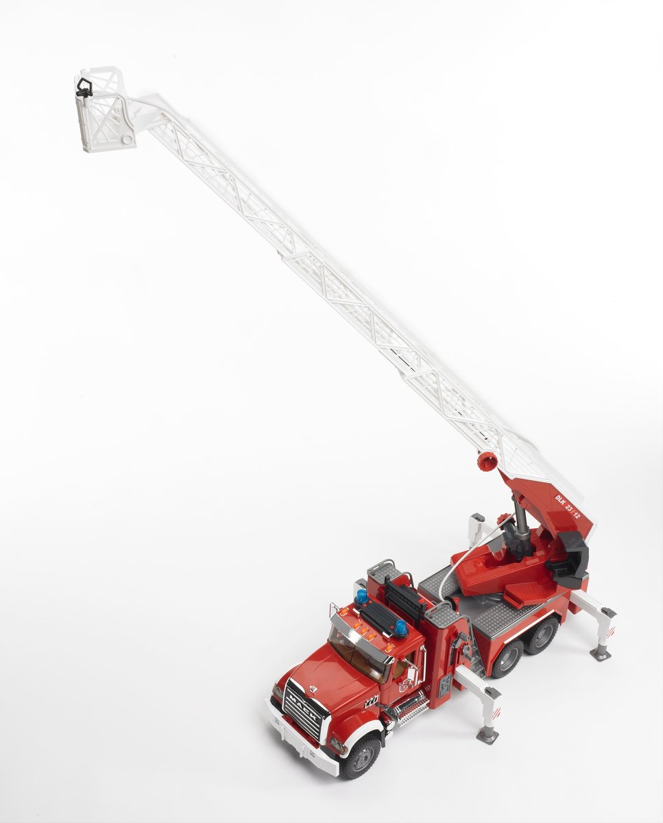 Bruder Mack Granite brandweerauto ladder en waterpomp — afbeelding 4
