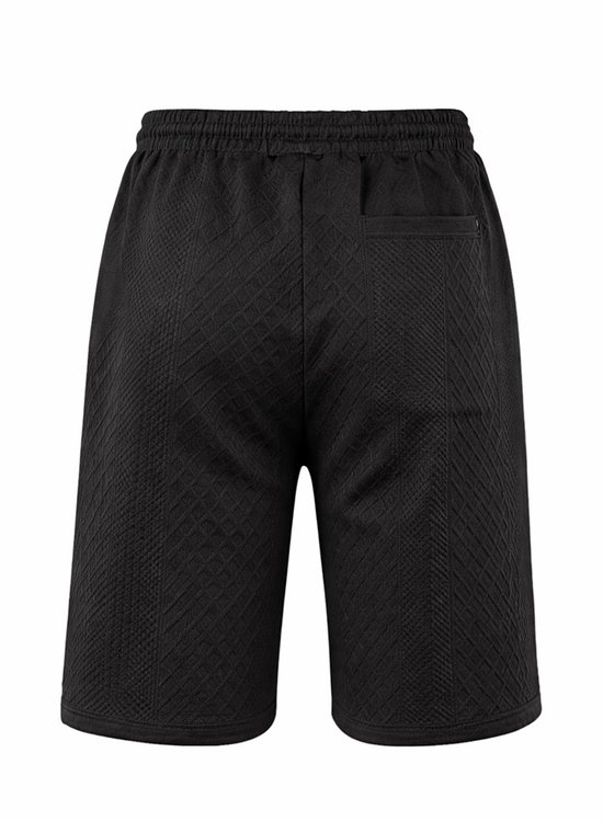 Achterkant van een zwarte korte broek met trekkoord, ritszakje en subtiel ruitpatroon.
