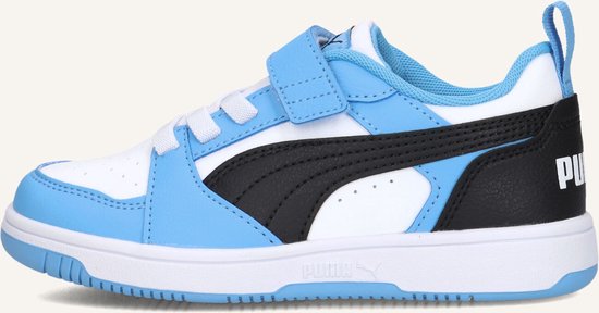 Gedetailleerde zijkant van een blauwe Puma sneaker met witte en zwarte accenten.