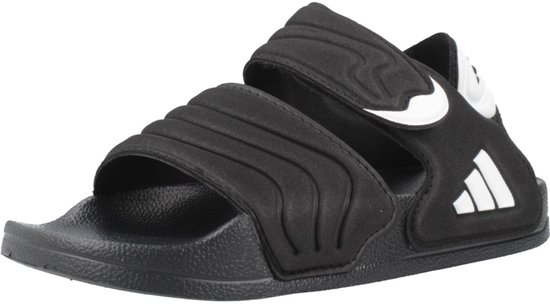Zwarte Adidas Adilette sandalen voor kinderen met klittenbandsluiting en witte logo's.