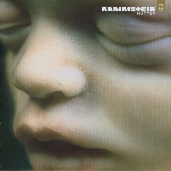 CD hoesje Rammstein Mutter, gezicht van een baby, gesloten ogen.