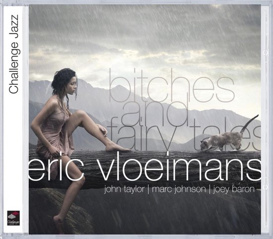 Vrouw in een jurk zit op een boomstronk, met een kat naast haar. Titel 'bitches and fairy tales' en 'eric vloeimans'.