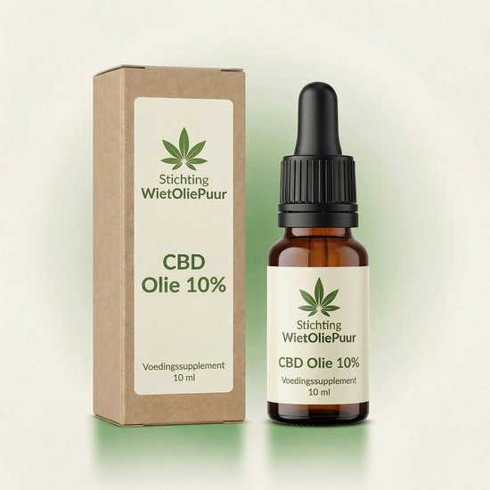 Bruine glazen fles met druppelaar, naast kartonnen doosje. Beide met etiket "Stichting WietOliePuur CBD Olie 10%".