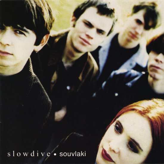 Platenhoes van Slowdive 'Souvlaki' met vijf bandleden, één vrouw met rood haar op de voorgrond.