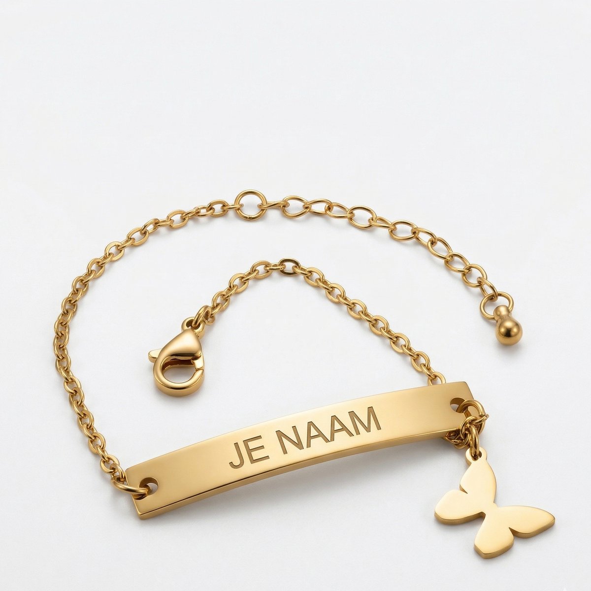 Armband met graveer, Armband met naam, Armband - gepersonaliseerd - goudkleurig - met vlinderbedel - verstelbaar, Armband met naamplaatje ,graveerarmband