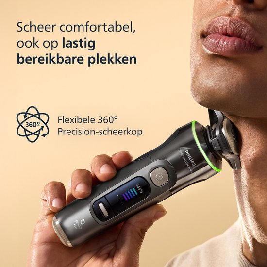 Man scheert nek met Philips Shaver i9000 Prestige Ultra met 360° flexibele scheerkop.