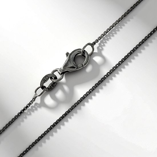 Een antracietkleurige Venetiaanse ketting met een karabijnsluiting, tegen een schaduwrijke witte achtergrond.