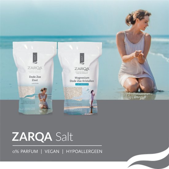 Twee zakken ZARQA zout en een vrouw op het strand.