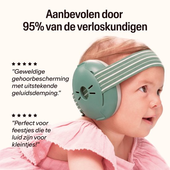 Baby met groene Alpine Muffy Baby oorbescherming, aanbevolen door 95% van de verloskundigen.