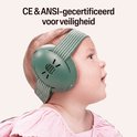 Baby met groene Alpine Muffy Baby oorbescherming, CE & ANSI-gecertificeerd voor veiligheid.