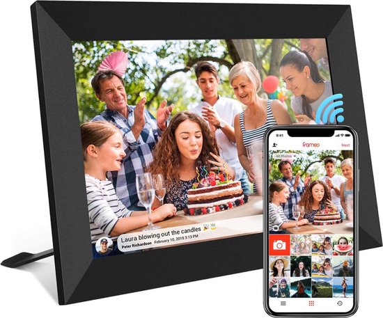 Zwarte digitale fotolijst met een gezin dat taart aansnijdt. Een smartphone toont de Frameo app.