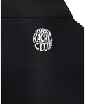 Close-up van de kraag van een zwarte poloshirt met het witte 'Racket Club' logo.