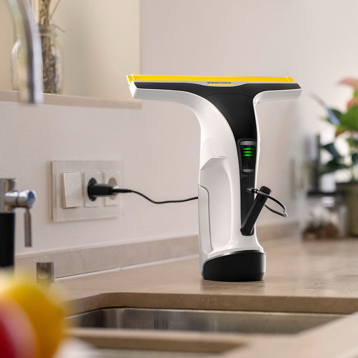 Kärcher Window Vac WV 8 Signature Line draadloze ruitenreiniger - Raamwisser looptijd accu 55 minuten voor 165 m² - Ramenwasser douche en andere gladde oppervlakken - Smalle zuigmond - Outdoor doek met schraper - Incl. sproeiflacon en microvezeldoek thumbnail 2