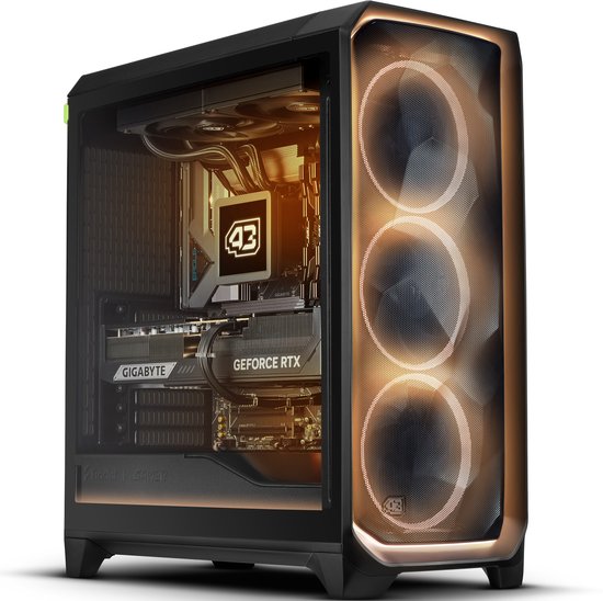 Schuine weergave van een open zwarte gaming pc, met glazen zijkant. Drie oranje verlichte ventilatoren en interne componenten zichtbaar.