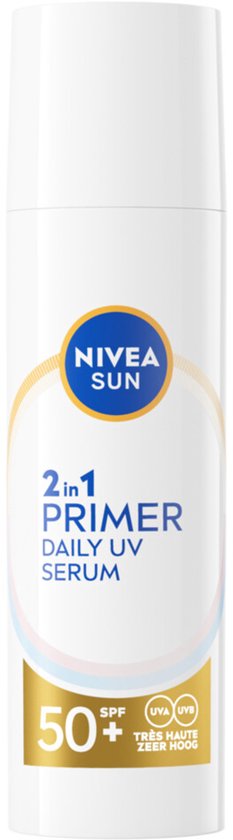 Een witte NIVEA SUN 2in1 PRIMER DAILY UV SERUM fles met pompdispenser, SPF 50+, "TRÈS HAUTE", "BESCHERMT TEGEN VROEGTUIDIGE HUIDVEROUDERING".