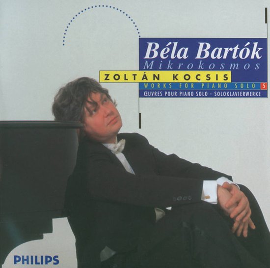 Zoltan Kocsis, zittend naast een vleugel, in smoking. Titel: Béla Bartók Mikrokosmos, Works for Piano Solo Vol. 5.