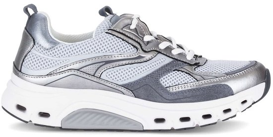 Zijaanzicht van een lichtblauwe Gabor Rollingsoft sneaker met zilveren en grijze panelen.