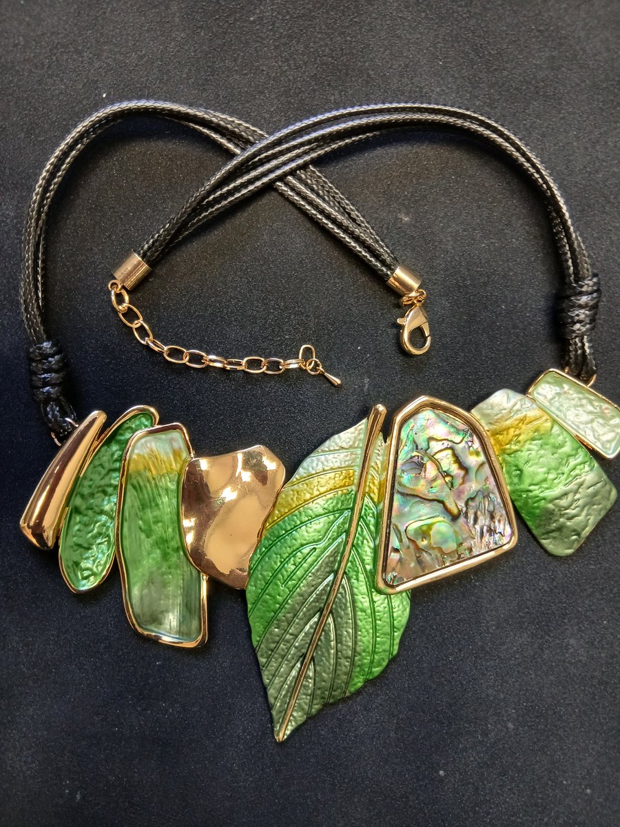 My Sweet Romance® - Dames Ketting Groenkleurig met Groenblad en Bedels – 41 cm + 5 cm Verstelbaar – Allergievrij, Nikkelvrij