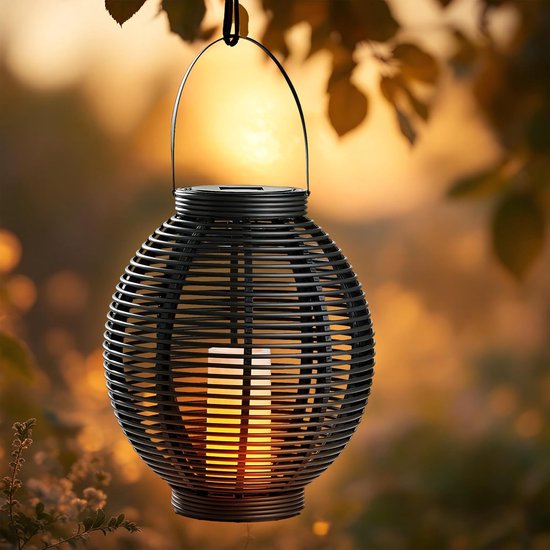 Kynast Garden - Grote Rotan Solar Lantaarn - H=45cm met LED kaars - Zwart Antraciet - Tuinverlichting op Zonneenergie - Tafellamp voor buiten met Sensor - Ideaal voor Terras , Balkon of Tuin - Ophangbaar