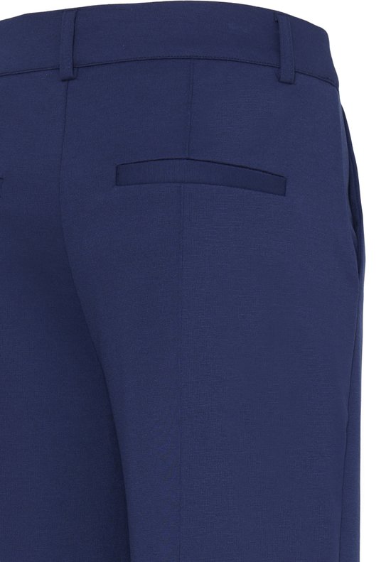 Detail van de achterkant van een donkerblauwe, wijde broek met rechte pijpen, met een paspelzak.
