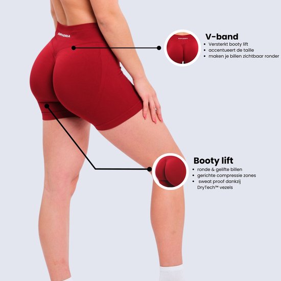 Vrouw in rode sportshort met V-band en 'booty lift' accentuerende details, met vergroot beeld van de achterkant.