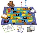 Het bordspel "Party & Co. Family" met speelbord, dobbelstenen, zandlopers en kaarten.
