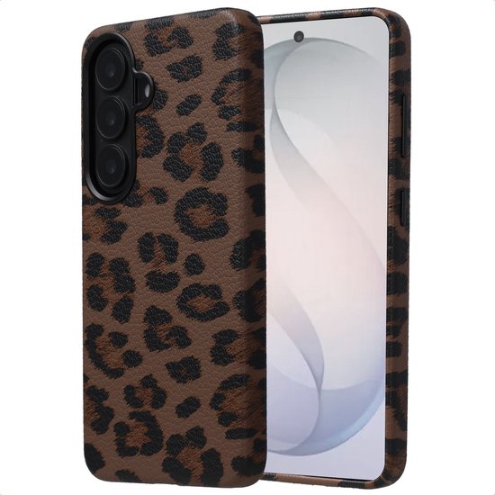 Coque de téléphone marron avec imprimé léopard noir et découpe caméra, à côté d'un smartphone.