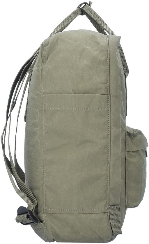 Zijkant van een groene Fjallraven Kanken rugzak met zijvak.