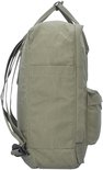 Zijkant van een groene Fjallraven Kanken rugzak met zijvak.