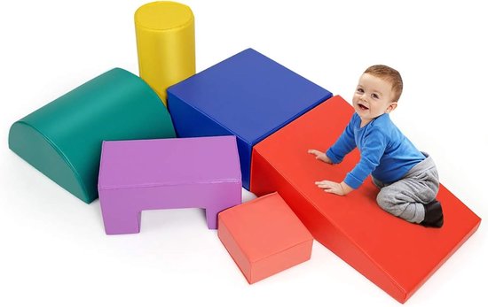Bébé joue sur un bloc de construction rouge, entouré de blocs verts, bleus, violets, jaunes et orange.
