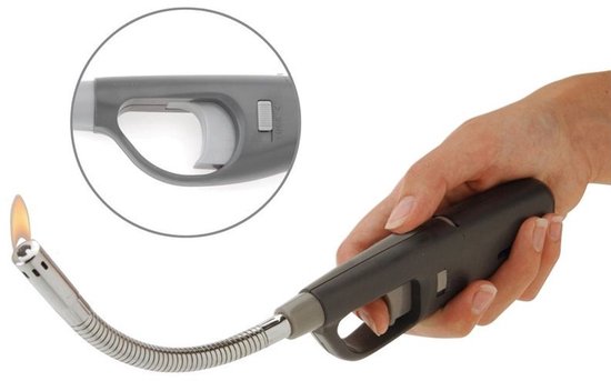 Briquet à gaz gris flexible avec flamme allumée, tenu dans la main.