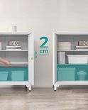 Twee grijze metalen kasten naast elkaar, één deur open. Illustreert een plankhoogte van 2 cm.