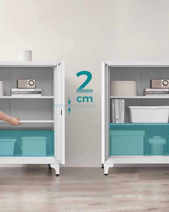 Twee grijze metalen kasten naast elkaar, één deur open. Illustreert een plankhoogte van 2 cm.