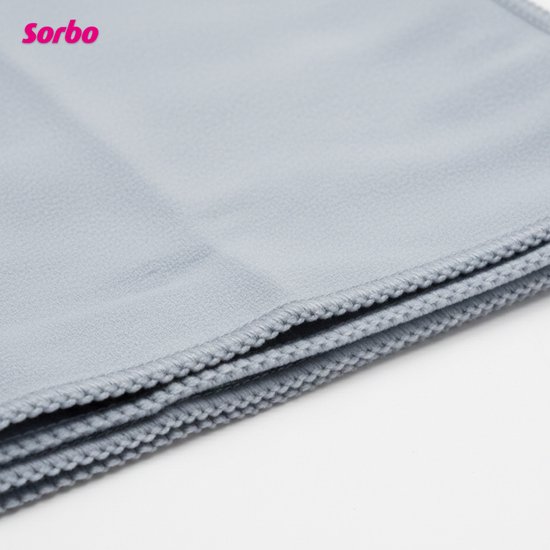 Een gevouwen, lichtgrijs microvezeldoek met de tekst "Sorbo" in roze letters.
