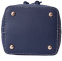Donkerblauwe tas met vier goudkleurige studs aan de onderkant.