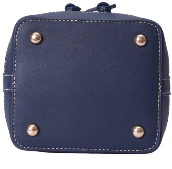 Donkerblauwe tas met vier goudkleurige studs aan de onderkant.