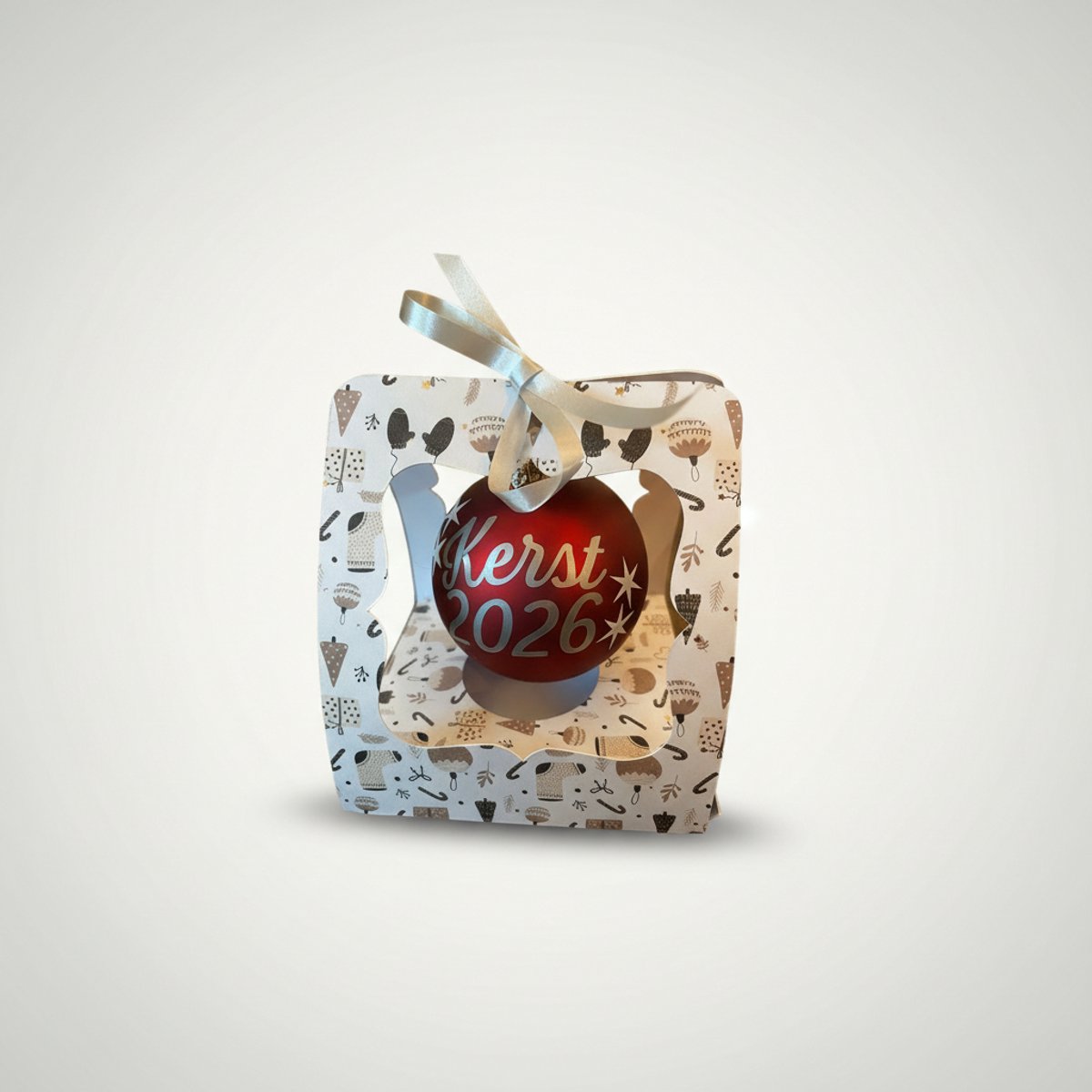 Hip met Pit Creaties Kerstbal - Kerst 2025 - Melk Wit Glanzend - Glas 6cm - Handgemaakt - Hangdoosje - Feestdagen Cadeau