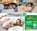 Collage van vijf beelden: vrouwen slapend in bed, een stel in bed, en een groene verpakking van "SLEEP PLUGS".